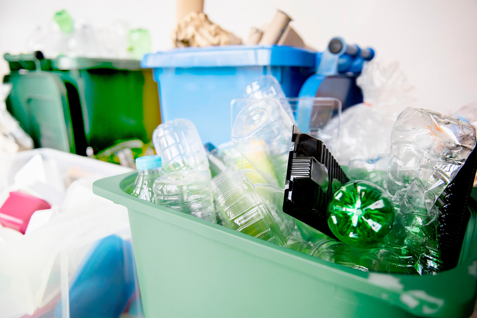 botellas plastico usadas contenedores reciclaje campana dia tierra - Transporte de pasajeros empresarial - Industrias