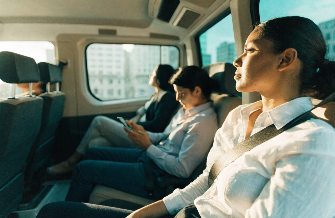 Empleados sentados cómodamente en el interior de una van Mercedes Sprinter de transporte empresarial