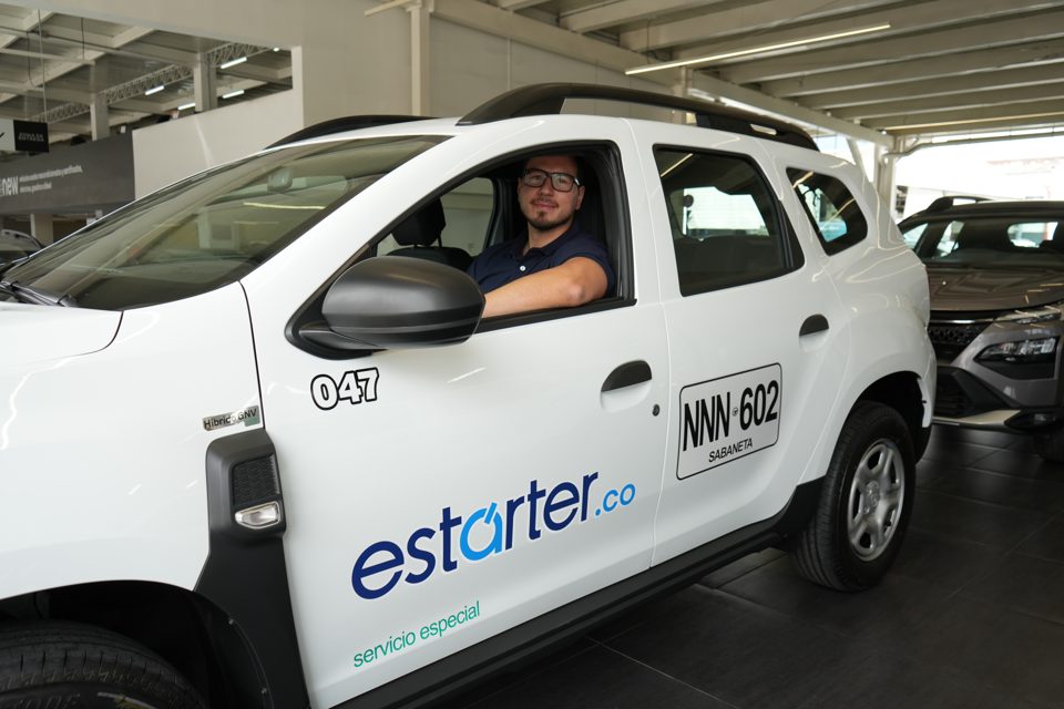 Conductor de Estárter al volante de una camioneta